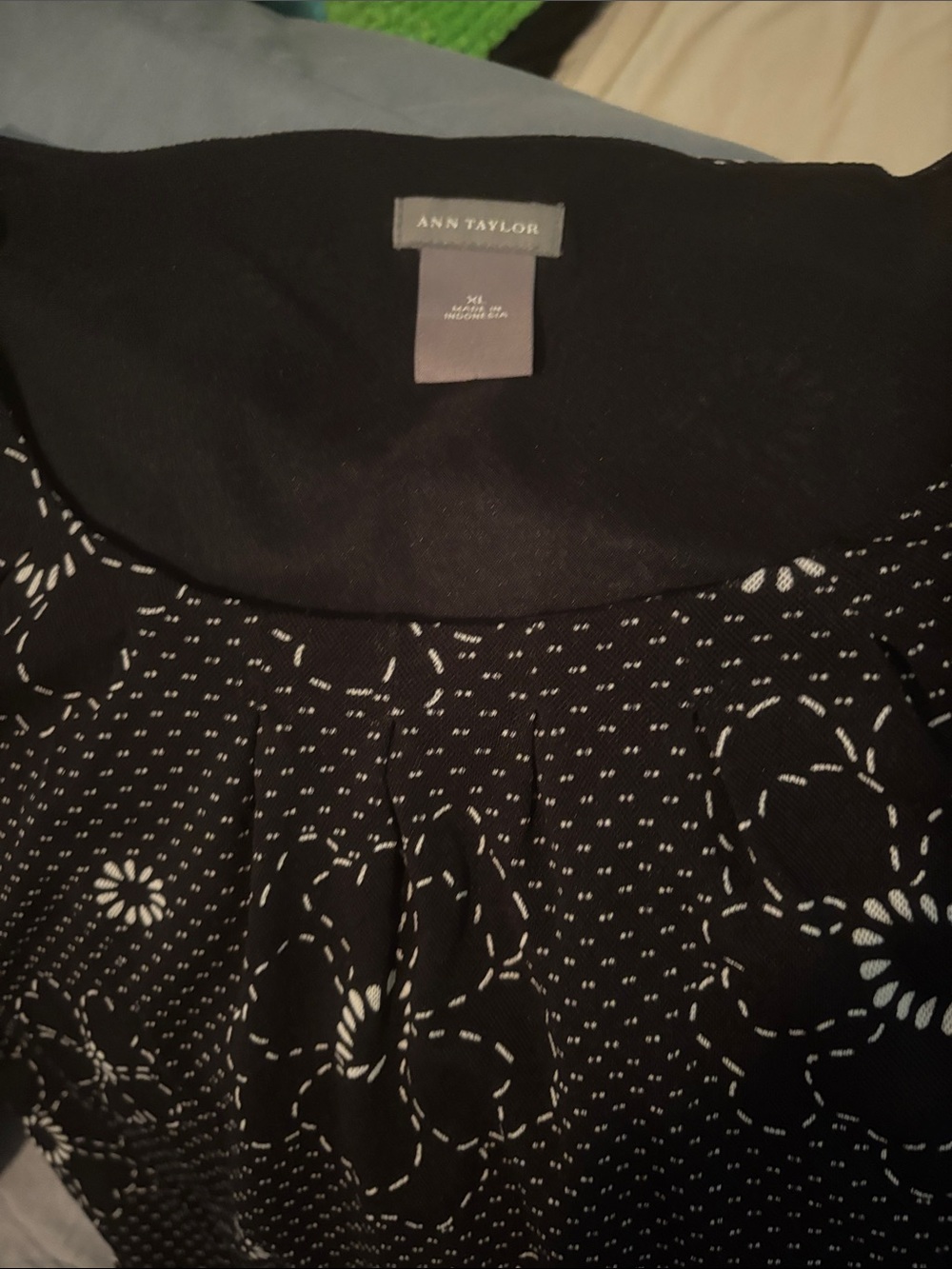 Ann Taylor XL WOMEN  Black Floral Patterned Scoop Neck Top with Pink Trim - Picture 2 of 3